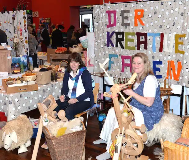 Auch traditionelle Handarbeitstechniken wie das Spinnen und Klöppeln werden auf dem Kreativmarkt in Attendorn vorgeführt (Foto: Hansestadt Attendorn).