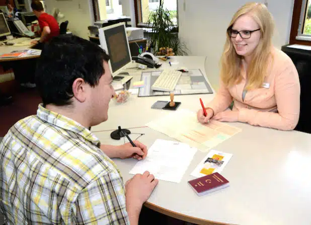 Christina Weber vom Bürgerservice im Gespräch mit einem Kunden (Symbolfoto: Judith Wedderwille/Pressestelle Kreis Soest).