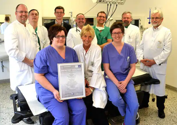 Das Team des Traumazentrums freut sich über die erfolgreich absolvierte Prüfung zum zertifizierten Traumazentrum (Foto: Katholische Hospitalgesellschaft Südwestfalen gGmbH).