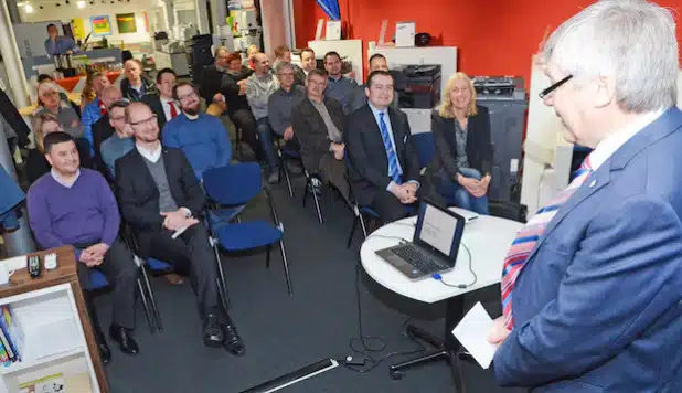 Vizelandrat Dr. Günter Fiedler begrüßte die Teilnehmer des Ökoprofit-Projekts zur Zwischenbilanz in den Räumlichkeiten der büroorganisation strothkamp GmbH in Soest (Foto: Wilhelm Müschenborn/Kreis Soest).