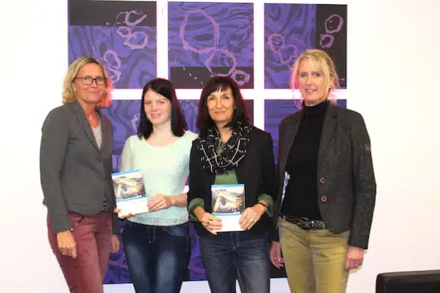 Waren maßgeblich an der Aktualisierung der Gewaltschutzbroschüre beteiligt (von links): Heidi Dreisbach, Sandy Seifferth, Martina Böttcher und Andrea Niggemann. Es fehlt: Ingrid Süße (Foto: Kreis Siegen-Wittgenstein).