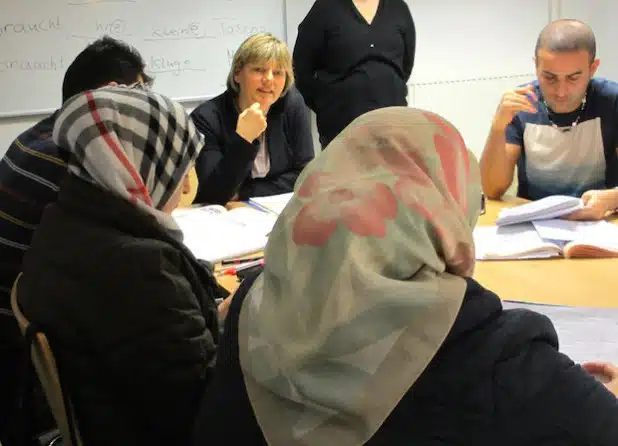 Marlies Stotz zu Besuch in einem VHS-Sprachkurs für Flüchtlinge (Foto: Stadt Lippstadt).