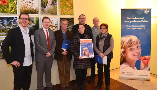 KiK-Geschäftsführer Jürgen B. Brunner (von links), Sponsoring-Partner aus der Region und Anja Rapos, St. Walburga-Krankenhaus stellten gestern das neue Patientfernsehen vor - Foto: St. Walburga-Krankenhaus Meschede GmbH.