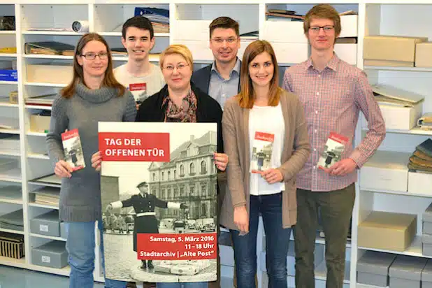 Das Team des Stadtarchivs Iserlohn lädt zum „Tag der offenen Tür“ am 5. März ein (v.l.n.r).: Tanja Marschall-Wach, Jendric Seim, Kathrin Schnegelberger, Rico Quaschny, Kathrin Kempny, Lars Sonnenberg (Foto: Stadt Iserlohn).