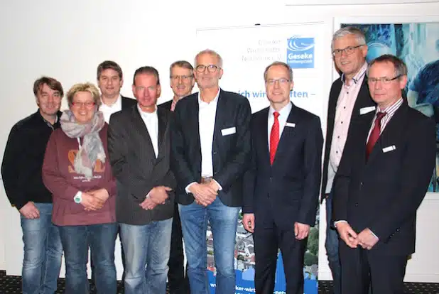 V.l.: Peter Hansjürgens (Vorstand GWN), Silvia Teschner (Vorstand GWN), Bürgermeister Dr. Remco van der Velden, Prof. Dr. Peter Vieregge, Thomas Böke (Koordinator GWN), Josef Maas, Bernd Marx (Vorstand Sparkasse Geseke), Wirtschaftsförderer Hermann-Josef Wulf und Meinolf Schniedermeier (Vorstand Sparkasse Geseke) - Foto: Stadt Geseke.