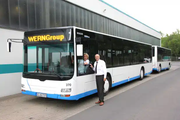 VWS-Busfahrerin Petra Hof-Jakobs und Betriebsleiter Gerhard Bettermann mit dem Bus-Zug (Foto: VWS GmbH, Quelle: Jansen Communications).