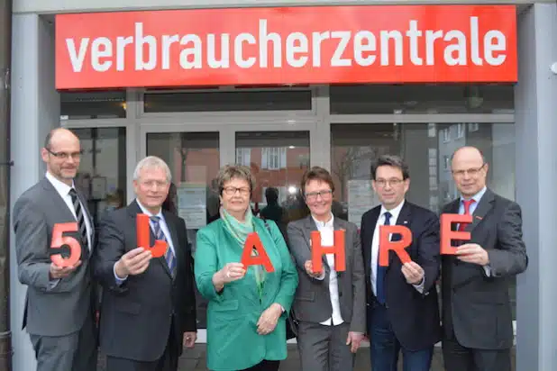 Christof Sommer, Lippstädter Bürgermeister, Eckhard Uhlenberg, NRW-Vizelandtagspräsident, Irmgard Soldat, Vizelandrätin des Kreises Soest, Hilde Becker, Leiterin der Verbraucherberatung Kreis Soest, Dr. Eckhard Ruthemeyer, Soester Bürgermeister Soest, und Wolfgang Schuldzinski, Vorstand der NRW Verbraucherzentralen (v. l.), eröffneten die Feier zum Jubiläum der Verbraucherzentrale im Kreis Soest (Foto: Franca Großevollmer/Kreis Soest).