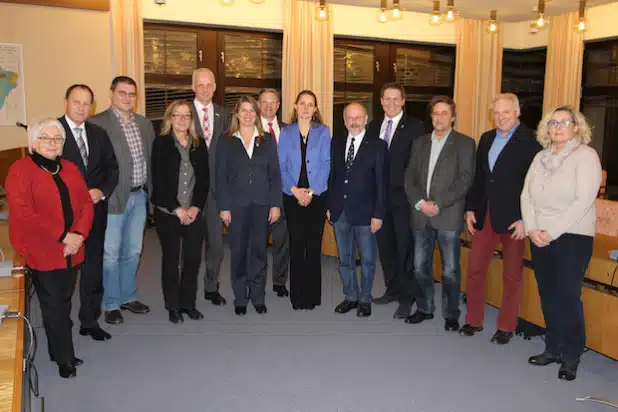 Im Wilnsdorfer Rathaus kam kürzlich der erweiterte Vorstand des Regionalvereins LEADER-Region 3-Länder-Eck zusammen. Mit dabei: die neue Regionalmanagerin Anne-Kathrin Hoß. v. l. n. r.: Doris Mühlhahn, Wolfgang Franz, Jochen Wahl, Annette Hering, Christoph Ewers, Christa Schuppler, Harald Peter, Anne-Kathrin Hoß, Dr. Gerhard Zoubek, Bernhard Baumann, Günter Richter, Eckhard Weidt, Christine Lück (Foto: Gemeinde Wilnsdorf).