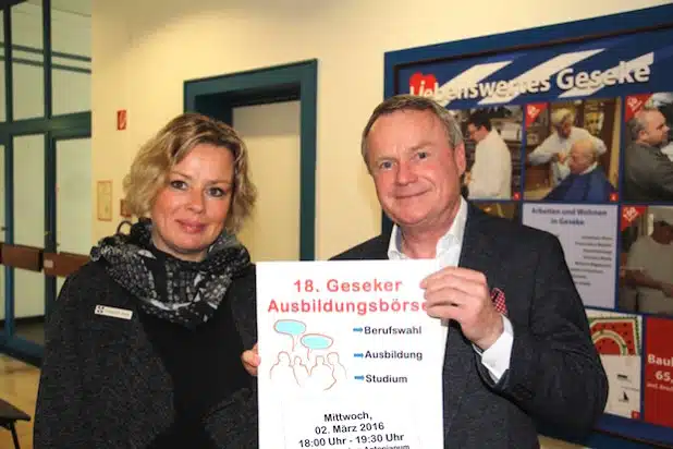 Stellten die 18. Geseker Ausbildungsbörse vor (v.l.): Elisabeth Kolle (Stadt Geseke) und Manfred Schnieders (Leiter der Geschäftsstelle Lippstadt der Bundesagentur für Arbeit) - Foto: Stadt Geseke