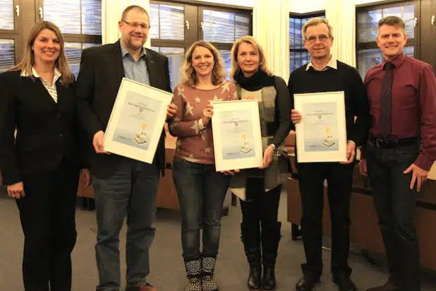 Bürgermeisterin Christa Schuppler (l.) und RWE-Kommunalbetreuer Stefan Engelberth (r.) umrahmen die Preisträger des Wilnsdorfer RWE-Klimaschutzpreises 2015: Christof Quandel vom CVJM-Kreisverband Siegerland , die Umwelt-AG der Grundschule Rudersdorf (vertreten durch Schulleiterin Felicitas Arndt und OGS-Koordinatorin Claudia Mockenhaupt) und den Anzhäuser Ulrich Neef (vlnr.) - Foto: Gemeinde Wilnsdorf.