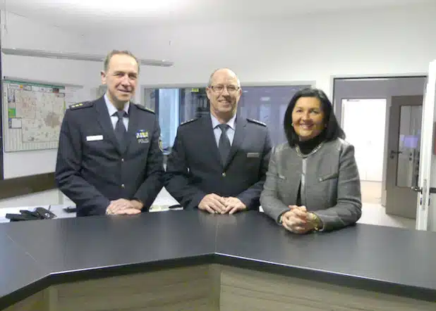 Begrüßung des neuen Wachleiters Uwe Sommer durch Landrätin und Polizeidirektor Michael Schrage (Foto: Kreispolizeibehörde Soest).