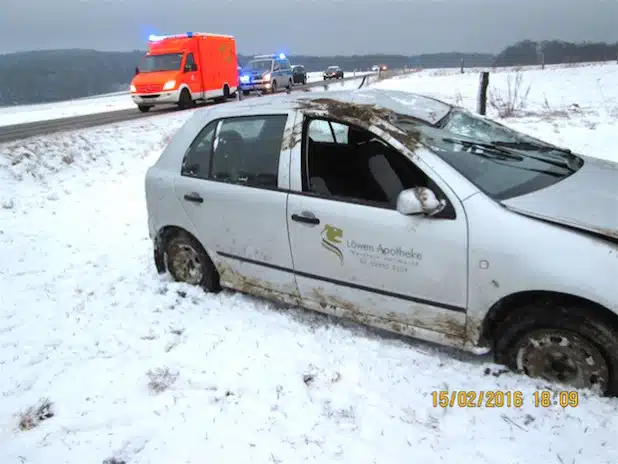 Der PKW überschlug sich im Straßengraben. Zeugen befreiten die Fahrerin aus dem Innenraum (Foto: Kreispolizeibehörde Soest).