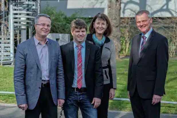 Schulleiterin Dr. Gerlis Görg sowie Physiklehrer Manuel Cordes vom St. Franziskus Gymnasium in Olpe freuten sich zusammen mit Jury-Mitglied Jost Schneider von der Walter Schneider GmbH & Co. KG ( l.) sowie IHK-Hauptgeschäftsführer Klaus Gräbener (r.) über eine Fördersumme von 2750 Euro. Quelle: Industrie- und Handelskammer Siegen