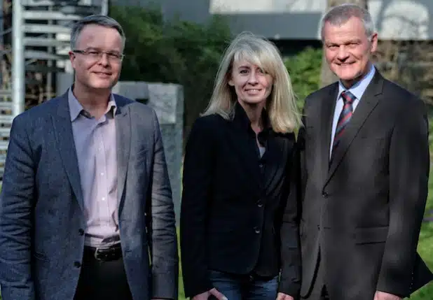 Schulleiterin Dr. Gerlis Görg sowie Physiklehrer Manuel Cordes vom St. Franziskus Gymnasium in Olpe freuten sich zusammen mit Jury-Mitglied Jost Schneider von der Walter Schneider GmbH & Co. KG (l.) sowie IHK-Hauptgeschäftsführer Klaus Gräbener (r.) über eine Fördersumme von 2750 Euro. Quelle: Industrie- und Handelskammer Siegen