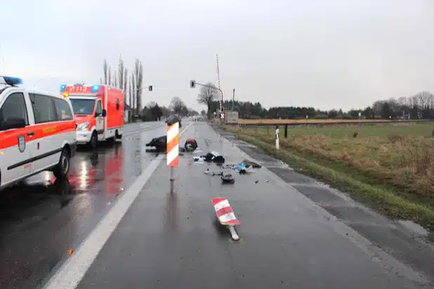 Der Rollerfahrer prallte gegen die Warnbake und stürzte schwer (Foto: Kreispolizeibehörde Soest).