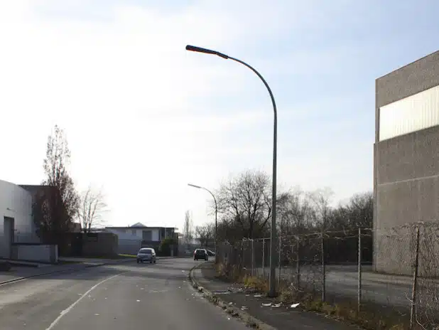 Die Straßenlaterne wurde massiv beschädigt (Foto: Kreispolizeibehörde Soest).