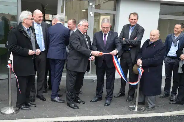 Gemeinsam mit französischen Politikern und Jean-Jacques Hilmoine, Präsident der Gemeinschaft der Gemeinden von Fruges, durchschnitt Olsbergs Bürgermeister Wolfgang Fischer das Eröffnungsband des neuen Verwaltungsgebäudes. Bild: Stadt Olsberg 