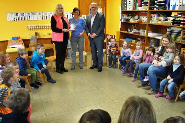 Mit einem Lied begrüßten die Jungen und Mädchen des Städtischen Kindergartens Wiemeringhausen den Olsberger Bürgermeister Wolfgang Fischer. Er dankte der scheidenden Kindergartenleiterin Anne Cramer für ihr Engagement und wünschte ihrer Nachfolgerin Simone Reinecke eine gute Hand. Bildnachweis: Stadt Olsberg 