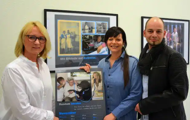 Freuen sich über den Erfolg des Kalender-Projekts: Sabine Schmidt,  Kleopatra Athanassoglou und Tobias Schmale von den Ev. Pflegediensten der Diakonie Mark-Ruhr. Quelle: Diakonie Mark-Ruhr gemeinnützige GmbH