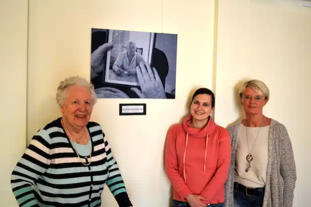 Lydia Baumann, Franziska Freiburg und Susanne Losch (v.l.n.r.) freuen sich auf den Ausstellungsstart (Foto: Katholische Hospitalgesellschaft Südwestfalen gGmbH).