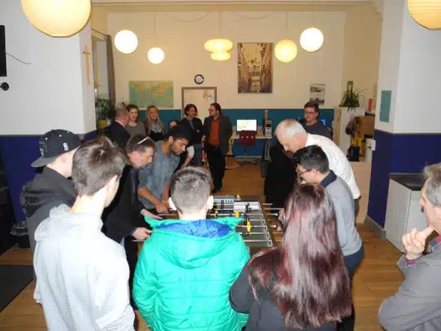Auch eine Runde Kickern stand beim Besuch des frisch renovierten Jugendtreffs im Konfirmandenhaus auf dem Programm (Foto: Gemeinde Burbach).