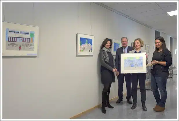 Stellen die Kinderkunst auf den Rathausfluren vor: Dr. Susanne Conzen (Leiterin Städtische Galerie), Bürgermeister Dieter Dzewas, Ursula Delhougne (Städtische Galerie), Selcan Can (Fachdienst Rat und Bürgermeister). Quelle: Stadt Lüdenscheid 