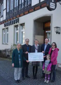 Hildegard Keckert (Keckert Treppenbau), Lothar Mergler( Initiator des Konzertes), Juliane Scheel (Stadtsparkasse Hilchenbach), Thomas Kiess (Dirigent des Posaunenchors) und Marion Walk (Kassiererin des Posaunenchors im CVJM Hilchenbach) mit Tochter Ricarda. Quelle: Stadtsparkasse Hilchenbach