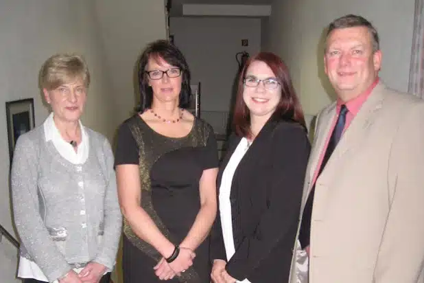 v.l.: Ulrike Berkenkopf (Pflegedienstleitung), Tatjana Rötz, Caroline Kahacho und Christian Jostes (Geschäftsführer). Quelle: St. Franziskus-Hospital gGmbH 