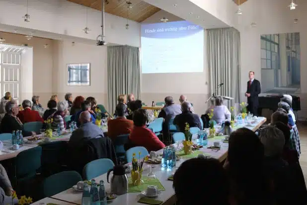 Die moderne Fußchirurgie stand im Zentrum des Vortrags von Dr. Hanno Huflage. Für die Patienten sind Operationsmethoden wichtig, die die normale Anatomie, Belastbarkeit und Gehfähigkeit wiederherstellen (Foto: Gemeinde Neunkirchen).