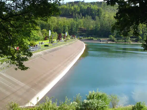 Der Hennestaudamm - Foto: Tourist-Information Meschede