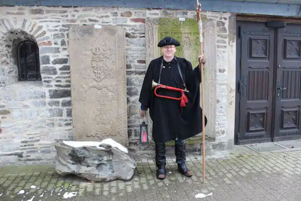 „Nachtwächter“ Stefan Köhler freut sich auf viele Großeltern und Enkel, die er durch die Altstadt von Iserlohn führen möchte (Foto: Stadt Iserlohn).