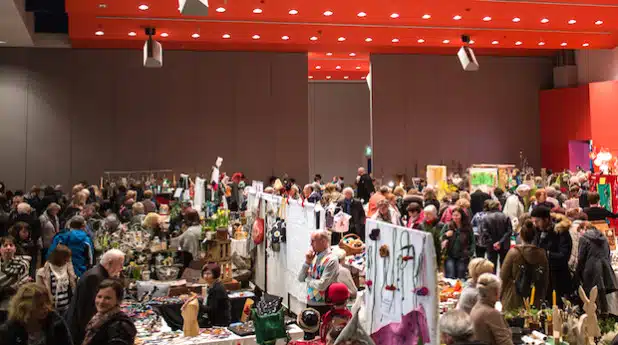 Zahlreiche Besucherinnen und Besucher kamen kürzlich zum 18. Attendorner Kreativmarkt und stöberten an den rund 40 liebevoll dekorierten Ständen (Foto: Sandra Dicke).