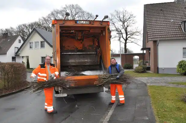 Die Mitarbeiter des Baubetriebshofes holen den Grünschnitt in den verschiedenen Bezirken ab (Foto: Stadt Lippstadt).