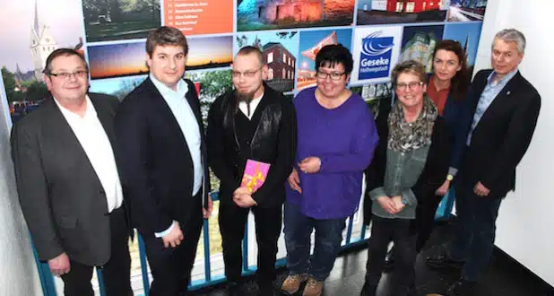 Die Gelegenheit sich bei Frank Hake (3.v.l.)  für die geleistete Arbeit zu bedanken, nutzten neben Bürgermeister Remco van der Velden (2.v.l.) auch: Hans Tillmann, Rita Lemke, Birgit Dobbels, Swetlana Ritter und Matthias Knoke (v.l.) - Foto: Stadt Geseke.