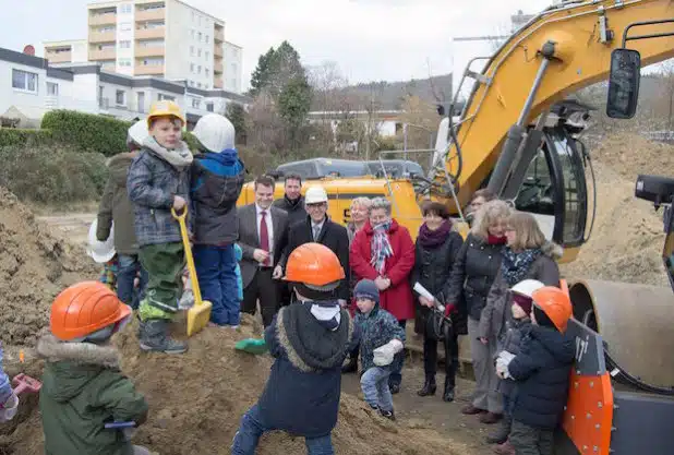 Die Mädchen und Jungen packten kräftig mit an beim Baubeginn für ihre neue KiTa (Foto: Stadt Iserlohn).