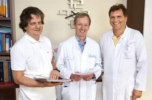 Von links nach rechts: Dr. Schulmann, Chefarzt Hämatologie und internistische Onkologie, Dr. Schnell, Chefarzt Gastroenterologie, und Dr. Sauer, Chefarzt Allgemein-, Viszeral- und Minimalinvasive Chirurgie (Foto: Klinikum Arnsberg).
