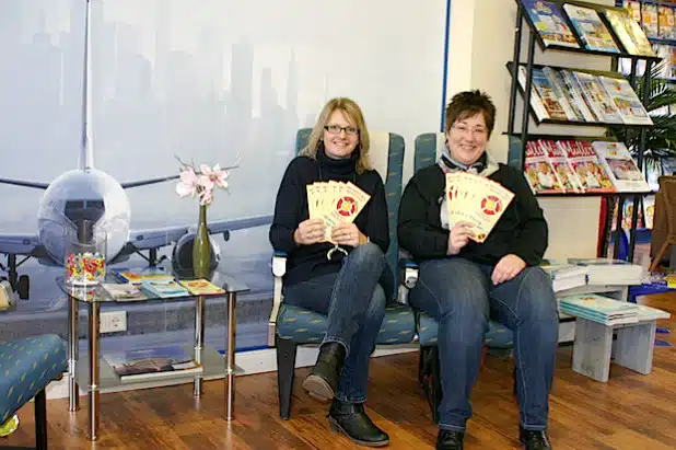 Britta Laube (li.) und Familienmanagerin Jutta Maas im neuen Kinderhilfepunkt, der Reiselaube in der Ruhrstraße (Foto: Stadt Olsberg).