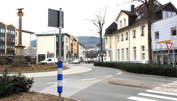 Am Samstag, 19. März 2016, kommt es im Bereich des Kreisverkehrs Niederste Straße/Bahnhofstraße in Attendorn in den Morgenstunden zu kurzzeitigen Verkehrsbehinderungen (Foto: Hansestadt Attendorn).