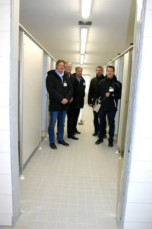 Ortstermin im neuen Sanitärgebäude an der Franz-Stahlmecke-Schule: Bürgermeister Christoph Weber (2.v.li.), Heinz Hiegemann (li.), Peter Temmhoff (Mi.), Hubertus Schemme (2.v.re.) und Lars Ester (re.) vom Fachbereich Infrastruktur - Foto: Stadt Meschede.