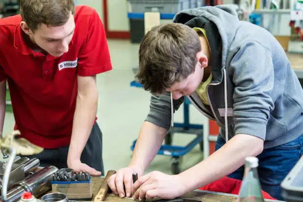 Julian Hille erkundet das Berufsfeld „Metall, Maschinenbau“. Tatkräftige Unter¬stützung erhält der Achtklässler der Gemeinschaftshauptschule Kirchhundem von dem Auszubildenden Janis Rieke (Foto: Kreis Olpe).