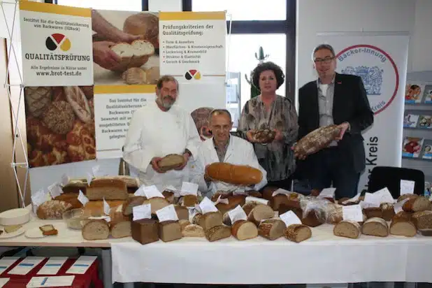 Obermeister Karl Schreibern, Brotprüfer Karl-Ernst Schmalz, IKK Regionalgeschäftsführerin Susanne Thiel und Innungsgeschäftsführer Jens Rodermund überzeugen sich von der Brotqualität der heimischen Innungsfachbetriebe. Quelle: Kreishandwerkerschaft Märkischer Kreis  