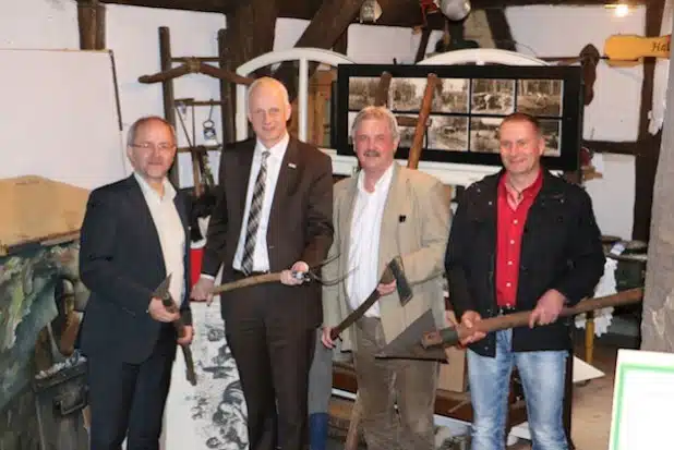 Heimatvereinsvorsitzender Volkmar Klein, Bürgermeister Christoph Ewers und die Mitglieder des Vorstandes Volker Gürke und Rüdiger Sahm stellten jetzt die Umbaupläne für das Museum „Leben und Arbeiten in Burbach“ vor. Quelle: GEMEINDE BURBACH