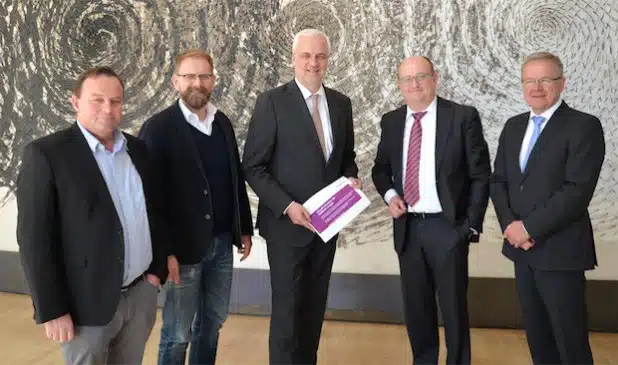 Treffen im Landtag (v.l.n.r.): Hubertus Kramer, MdL, Claus Rudel, Minister Garrelt Duin, Erik Höhne, Wolfgang Jörg, MdL. Quelle: ENERVIE Gruppe