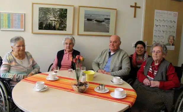 Ursula Pfeifer, Ruth Schwarz, Bernd König und Agnes Vollmer (v.l.) sind sich im Gespräch mit Tanja Hilden (2.v.r.) einig, dass im St-. Franziskus-Seniorenhaus alles für ein „Alter in Würde“ getan wird.