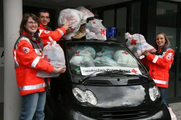 vl. Melanie Graf (Kreisjugendrotkreuzleiterin), Patrick Gräbe- ner (stellv. Kreisrotkreuzleiter) und Daniela Wißmann (Kreisrot- kreuzleiterin) rufen gemeinsam dazu auf Kleidung nicht wegzu- schmeißen, sondern dem DRK zu spenden. Bild: DRK-Kreisverband Siegen-Wittgenstein e.V.