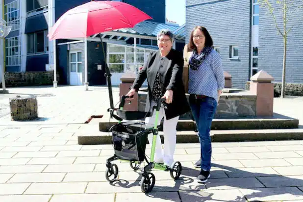 Quelle: Seniorenberaterin Bettina Großhaus-Lutz und Elvira Klees vom Sanitätshaus Rahm freuen sich bereits auf den 1. Neunkirchener Rollatortag am 3. Mai. Quelle: Gemeinde Neunkirchen 