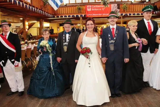 Der Umzug der St. Erhard Schützen endet traditionell in der Briloner Schützenhalle. Auch beim vergangenen Schützenfest in 2014 eröffneten die Majestäten, Karl-Heinz Jakobi und Julia Perrone sowie Peter Lachenit und Sigrid Pinke, den Tanz. Foto: Caritas Brilon / Wamers