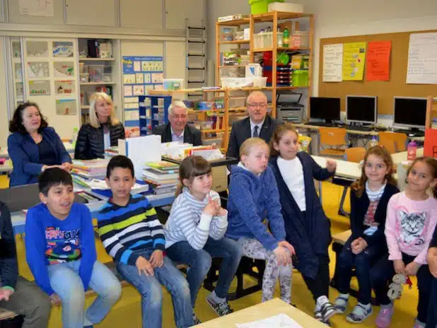 Renate Hendricks (hinten links), schulpolitische Sprecherin der SPD-Landtagsfraktion, informierte sich an der Grundschule Buschhütten gemeinsam mit Falk Heinrichs (MdL; 2.v.r.) und Bürgermeister Walter Kiß (r.) über den inklusiven Unterricht. Gesprächspartnerin war u.a. Schulleiterin Claudia Gawrosch (2.v.l.). Quelle: Falk Heinrichs MdL