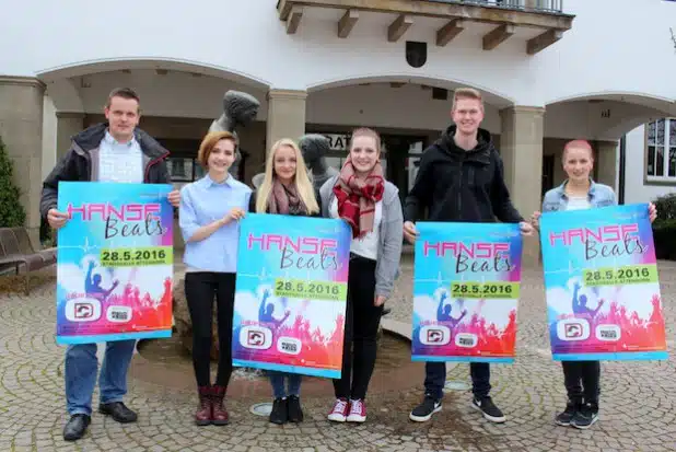 Frank Burghaus (l.) und Tanja Kranauge (re.) von der Hansestadt Attendorn freuen sich zusammen mit Franca Kugelmeier, Anna Ingwersen, Sinja Pöggeler und Fabian Cramer vom Jugendparlament auf die Party am 28. Mai in der Stadthalle.