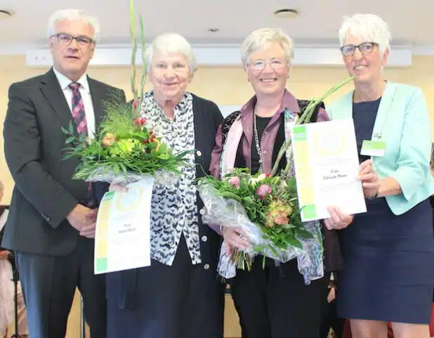 Die Grünen Damen und Herren im Diakonie Klinikum Jung-Stilling feiern 30. Geburtstag: Pfarrerin Christiane Weis-Fersterra und Geschäftsführer Hubert Becher überreichen beim Festabend Urkunden und Blumen an die Gründungsmitglieder Almut Baier (2. von links) und Elfriede Moos (2. von rechts). Quelle: Diakonie in Südwestfalen gGmbH 